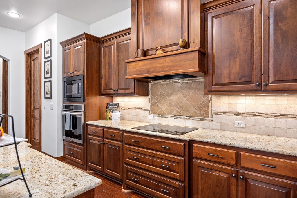 2065 Toscano Way Kerrville, TX 78028 - Photo 14 of 39