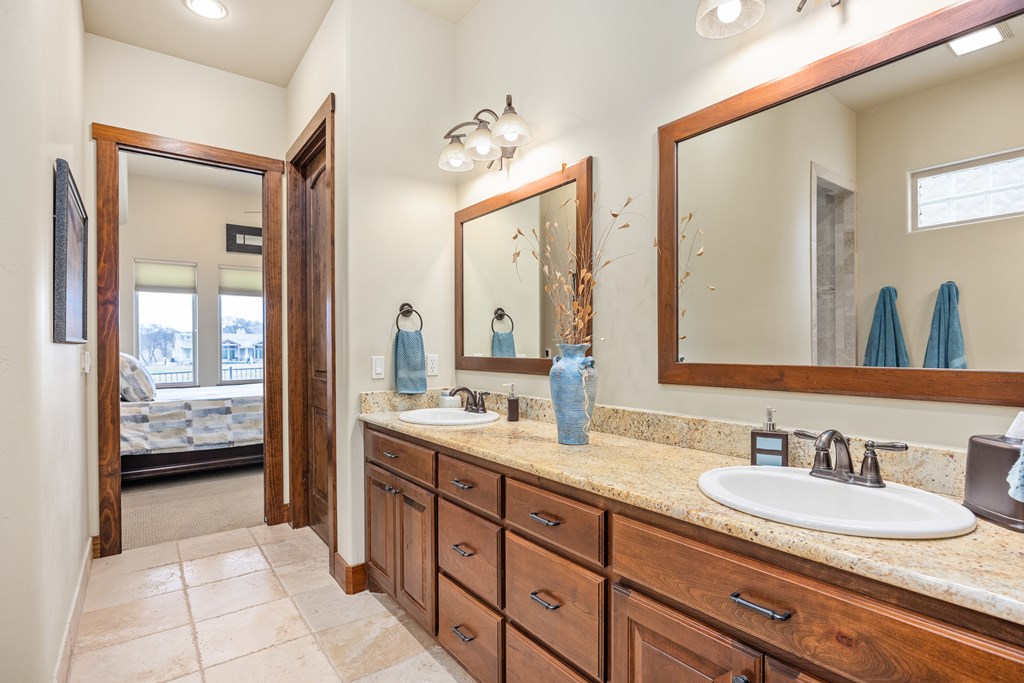 2065 Toscano Way Kerrville, TX 78028 - Photo 20 of 39 Primary Bath