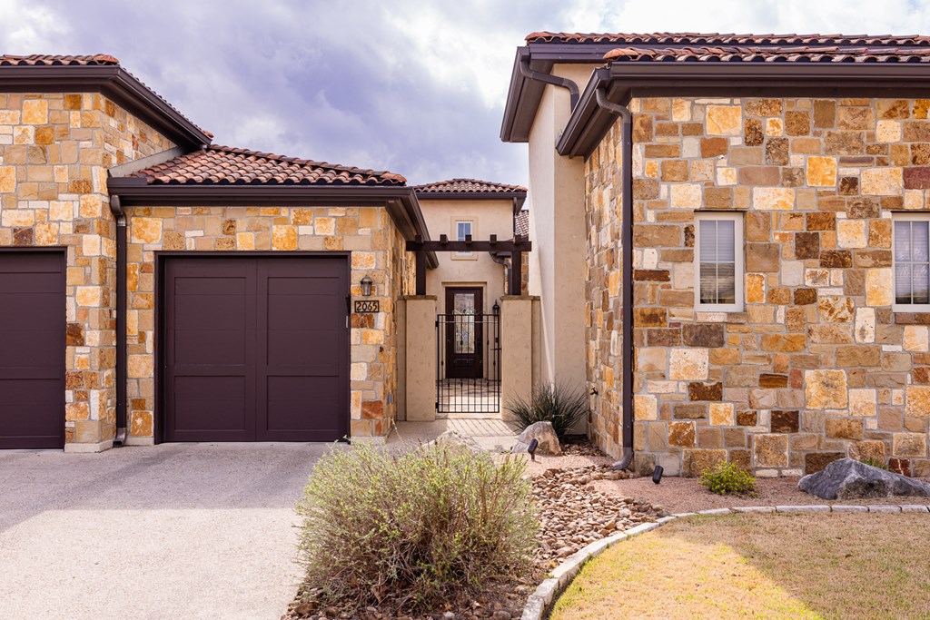 2065 Toscano Way Kerrville, TX 78028 - Photo 3 of 39