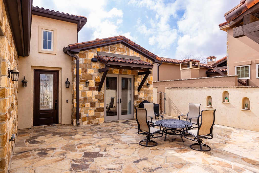 2065 Toscano Way Kerrville, TX 78028 - Photo 4 of 39 Courtyard