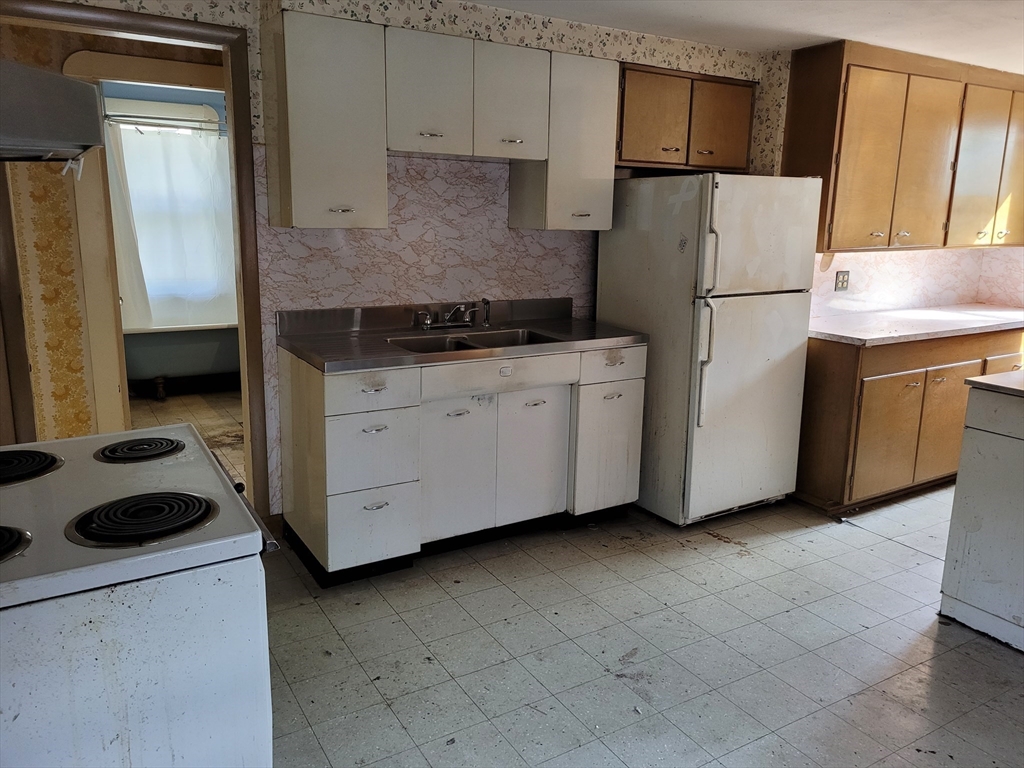 39-41 Lyndale Street Springfield, MA 01108 - Photo 5 of 11 Gallery Image 5