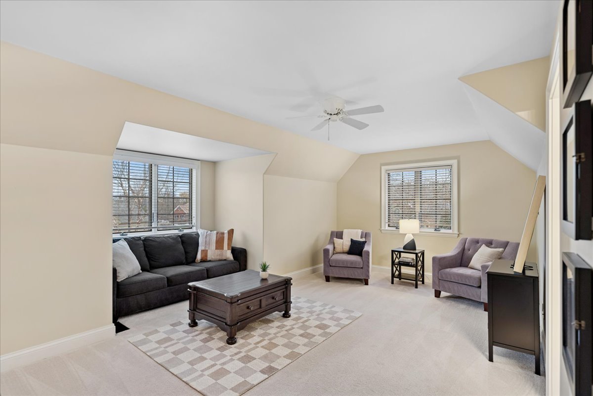 14840 Creekside Path Green Oaks, IL 60048 - Photo 24 of 35 a living room with furniture and a window