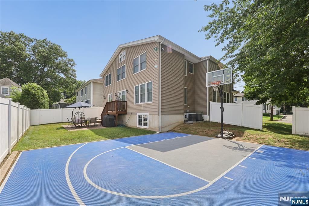 135 Rector Court Bergenfield, NJ 07621 - Photo 10 of 34