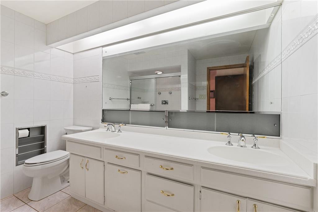 500 Allenby Avenue Pittsburgh, PA 15218 - Photo 18 of 35 a bathroom with a toilet a sink a and mirror