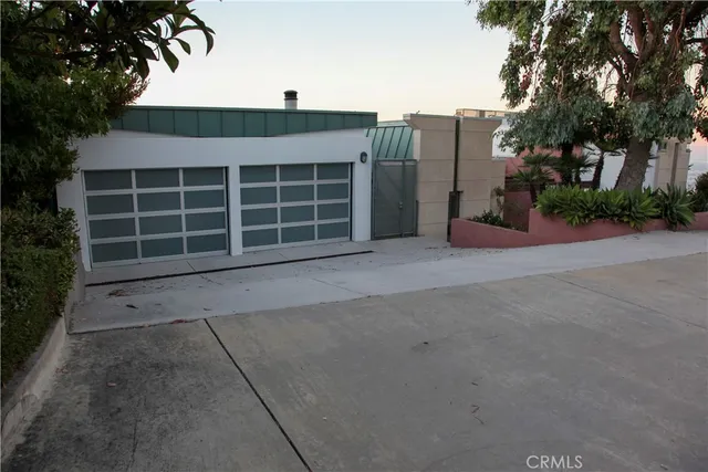 a view of a house with a yard and garage