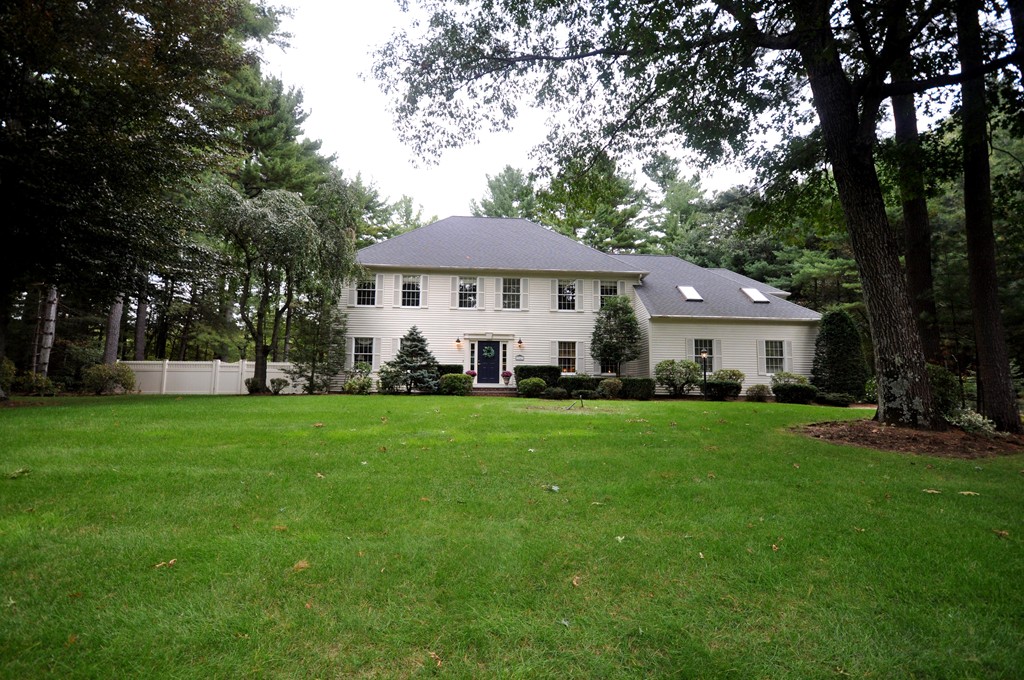 a view of a house with backyard and garden