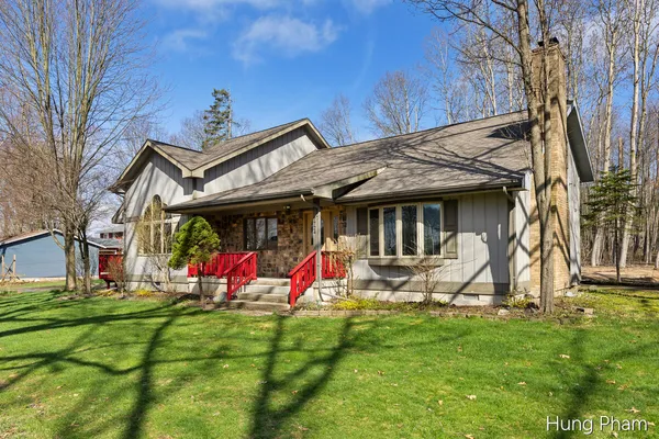 $379,900 | 7724 West Lake Drive, Stanwood, MI 49346