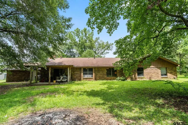 a view of a back yard