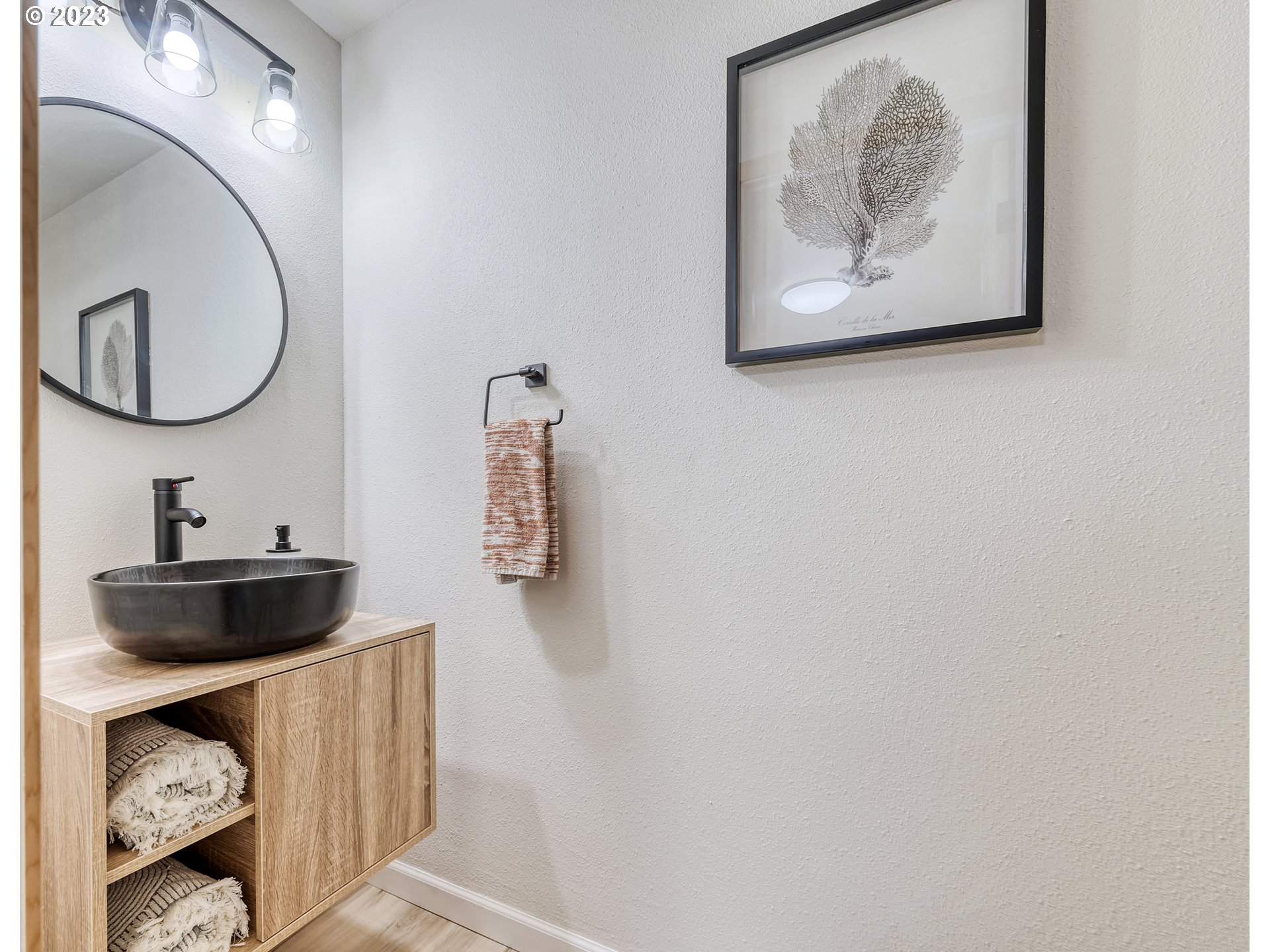 109 Westbrook Way Eugene, OR 97405 - Photo 14 of 36 a bathroom with a sink and a mirror