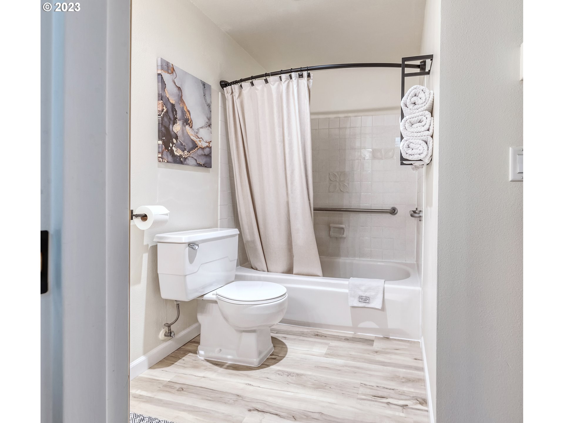109 Westbrook Way Eugene, OR 97405 - Photo 18 of 36 a bathroom with a toilet and a shower