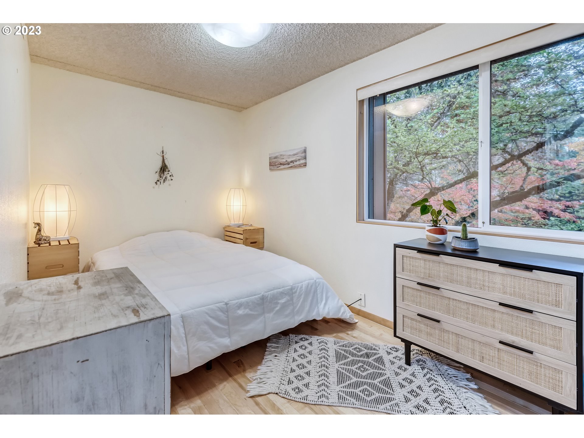 109 Westbrook Way Eugene, OR 97405 - Photo 25 of 36 a bedroom with a bed and a window