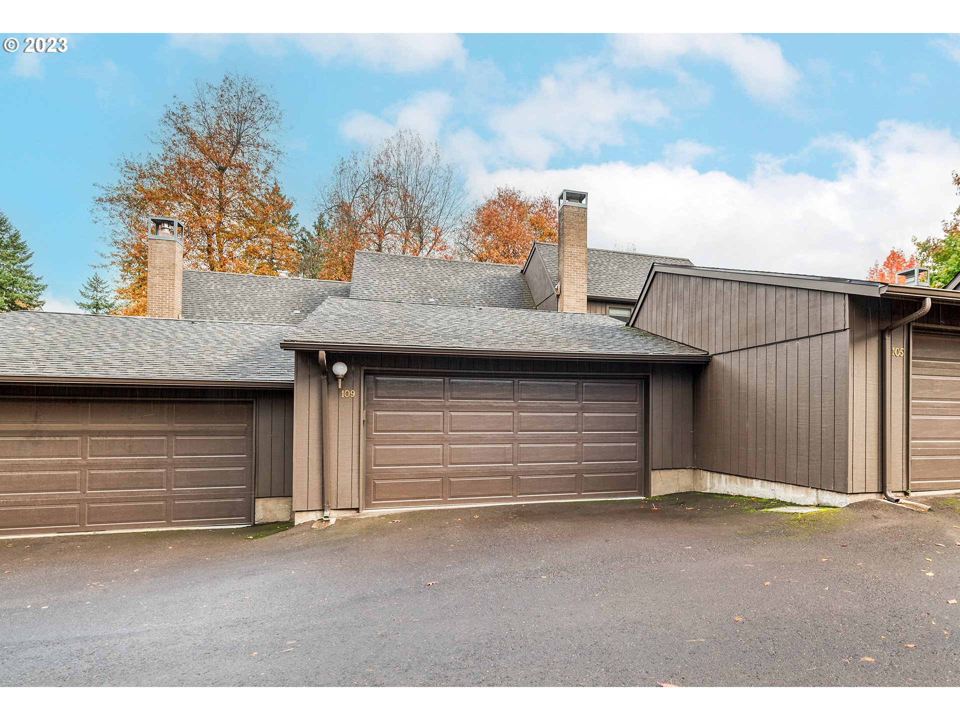109 Westbrook Way Eugene, OR 97405 - Photo 30 of 36 a backyard of a house with a basket ball court