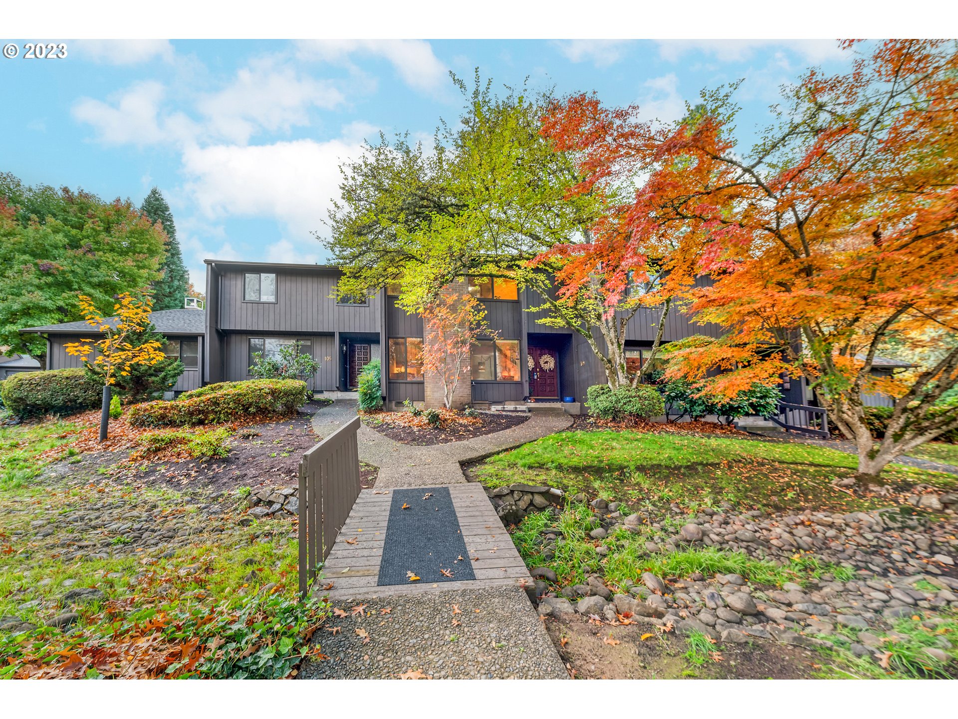 109 Westbrook Way Eugene, OR 97405 - Photo 3 of 36 a front view of a house with garden