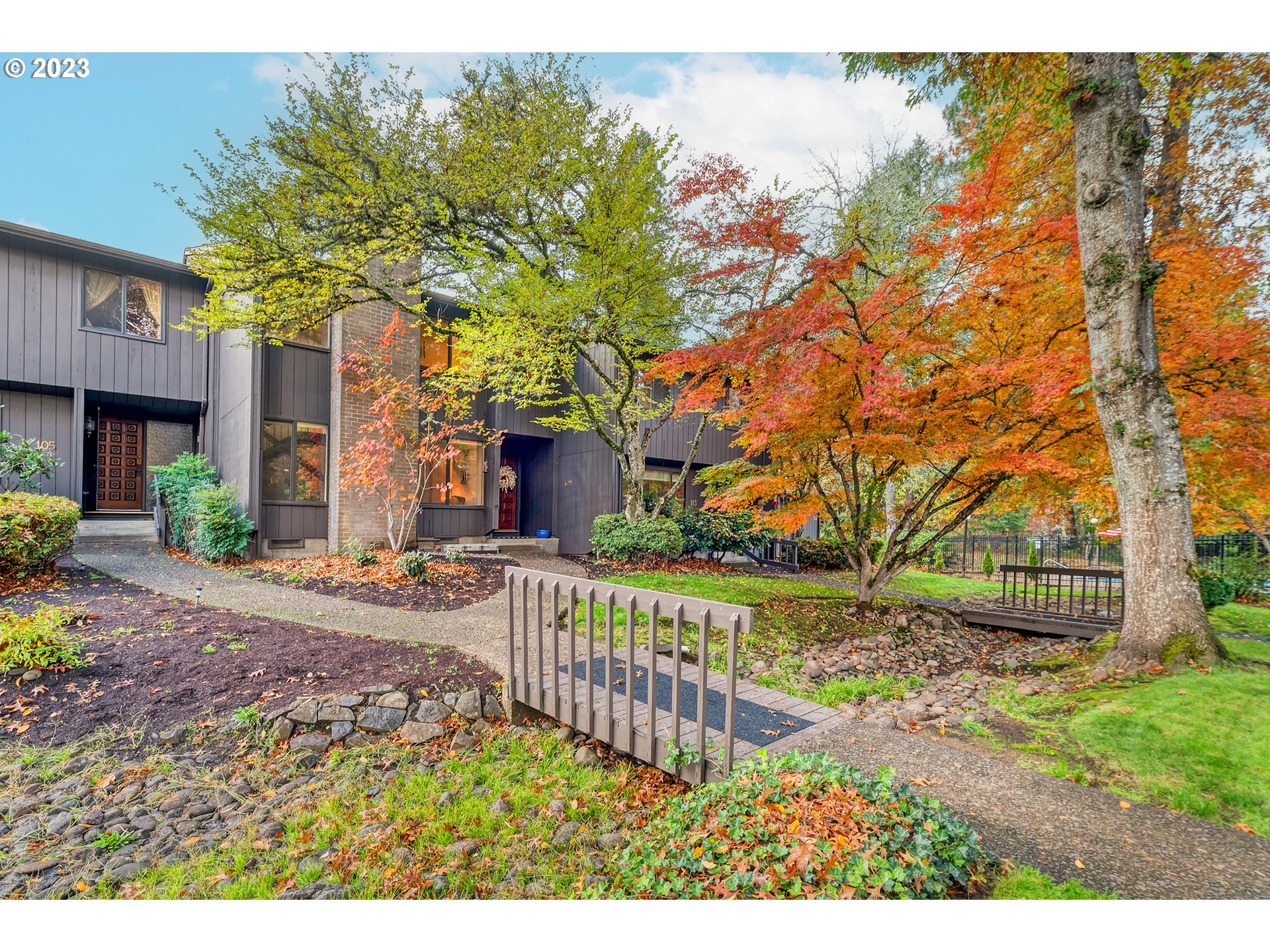 109 Westbrook Way Eugene, OR 97405 - Photo 4 of 36 a front view of a house with a yard and a garden