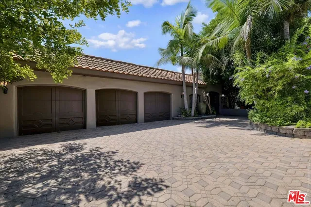 a picture of a wall with a white wall and a white wall