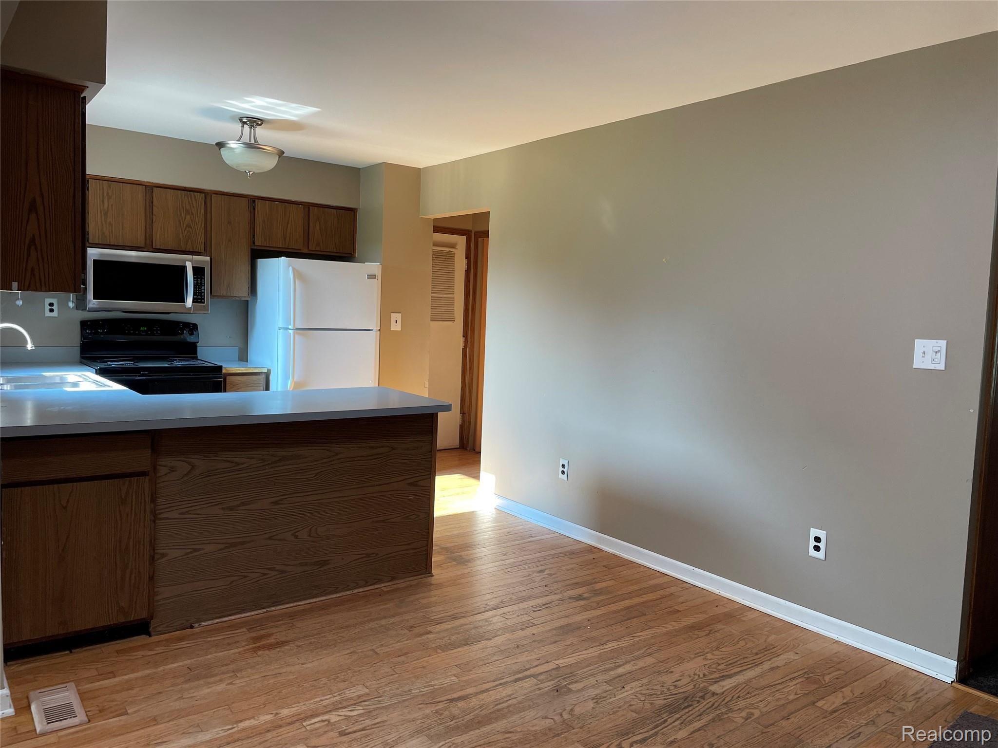 1510 Parke Street Rochester, MI 48307 - Photo 5 of 13 IMG_3069.JPG