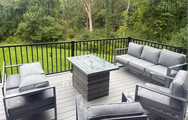 a view of sitting area with furniture