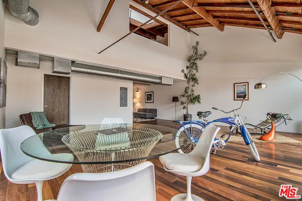 a table and chairs in a livingroom