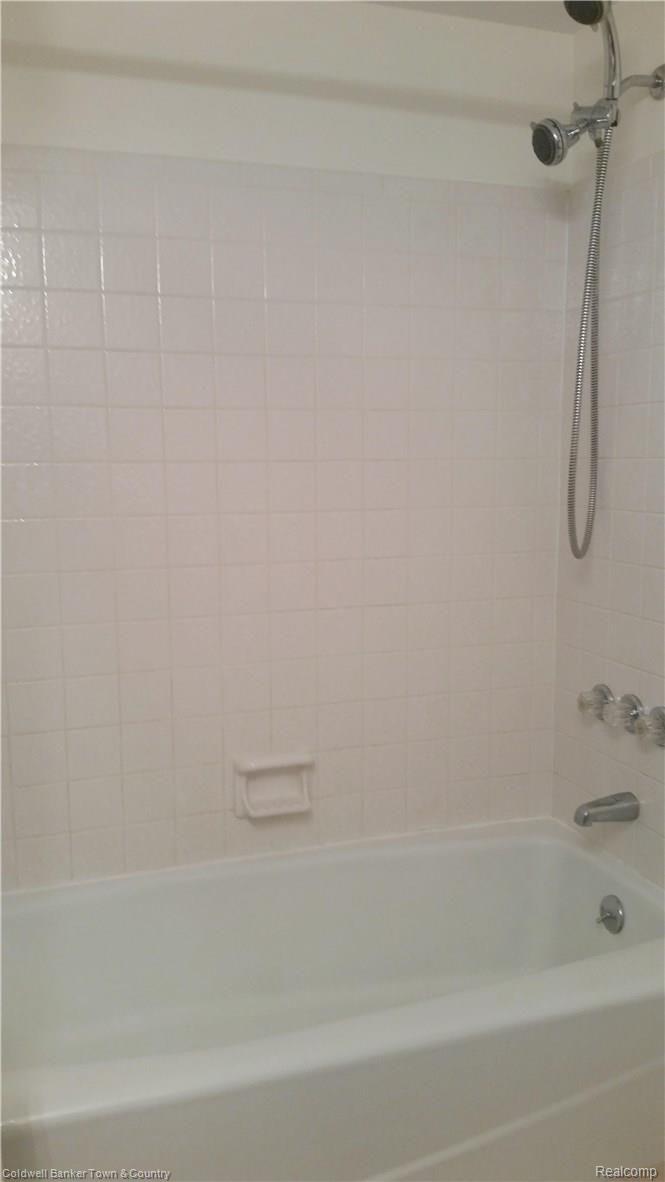 505 West Highland Road, Unit 9 Howell, MI 48843 - Photo 9 of 15 Bathtub and Shower