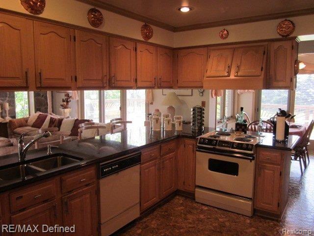 2541 Meadowview Court Rochester, MI 48306 - Photo 10 of 24 Kitchen with Granite Counters
