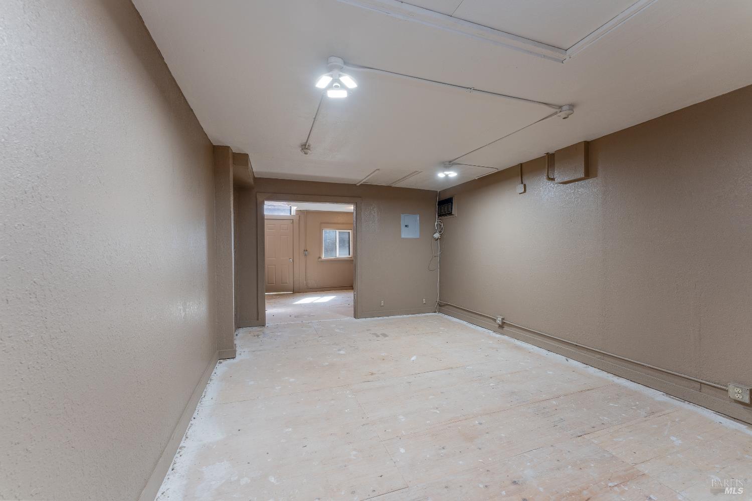 38 South Main Street Willits, CA 95490 - Photo 85 of 88 an empty room with windows