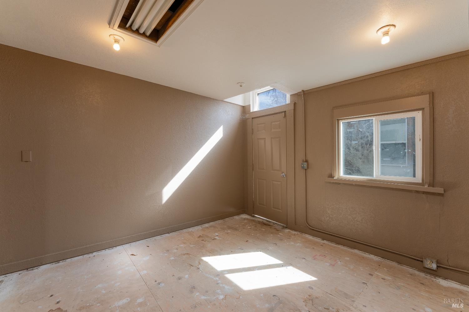 38 South Main Street Willits, CA 95490 - Photo 87 of 88 an empty room with windows