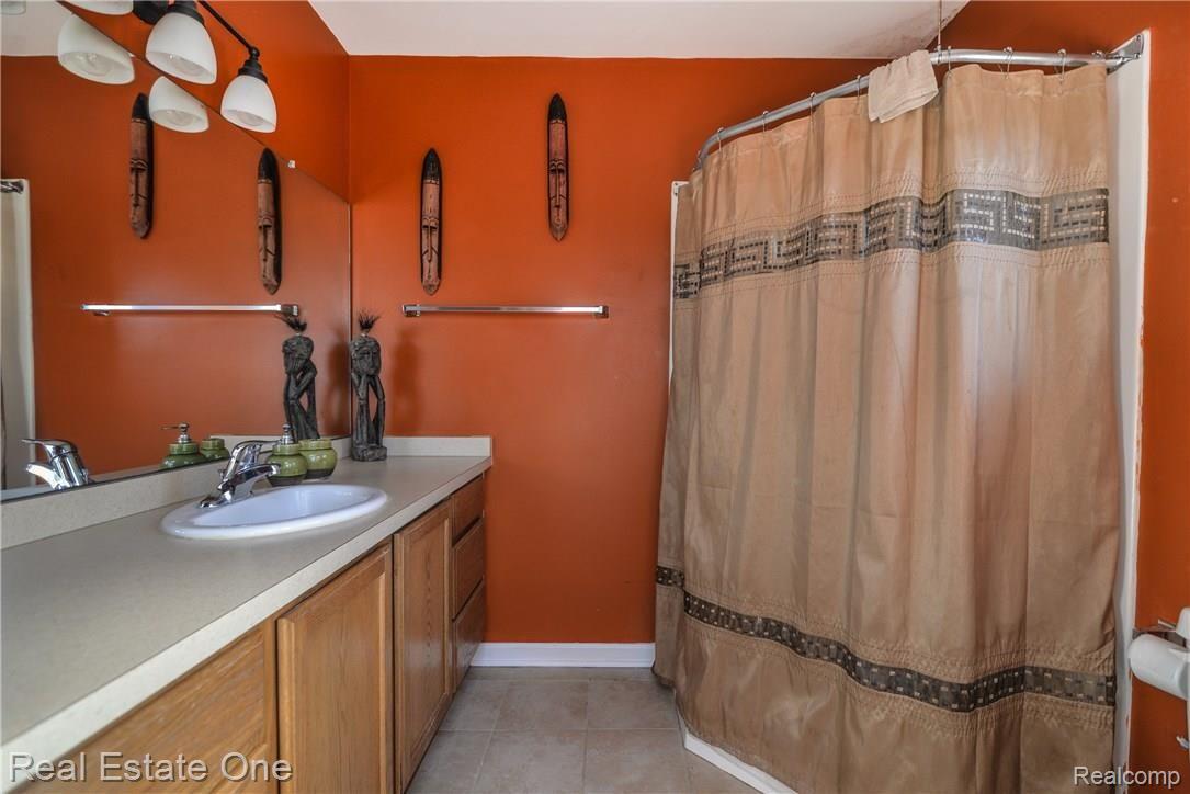 5172 Gregory Road Gregory, MI 48137 - Photo 12 of 37 Master full bathroom
