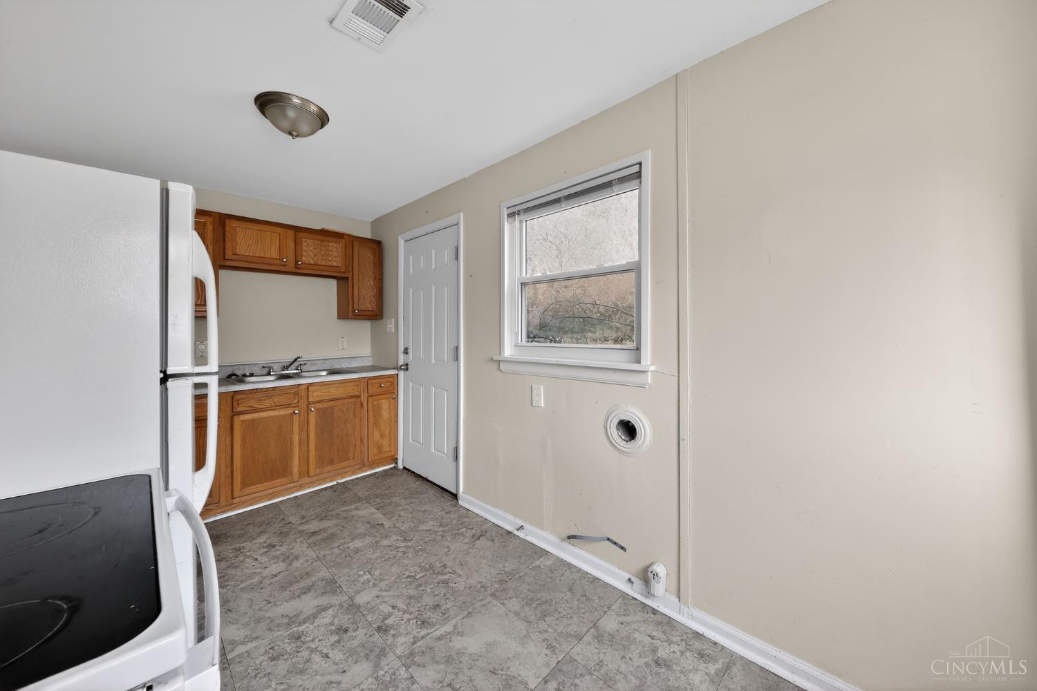 408 Roebling Road Cincinnati, OH 45204 - Photo 11 of 30