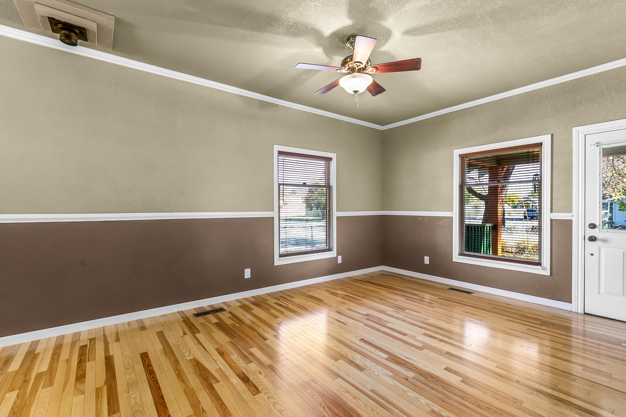205 Southwest 9th Street Redmond, OR 97756 - Photo 8 of 24 Bright and sunny