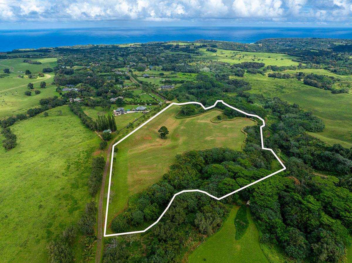 Kapuna Road Kilauea, HI 96754 - Photo 2 of 27 a view of a tennis court