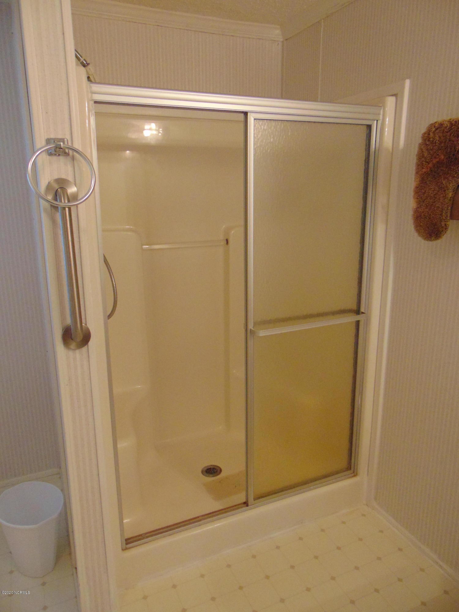 145 Newport Loop Road Newport, NC 28570 - Photo 15 of 29 Principal bath step in shower