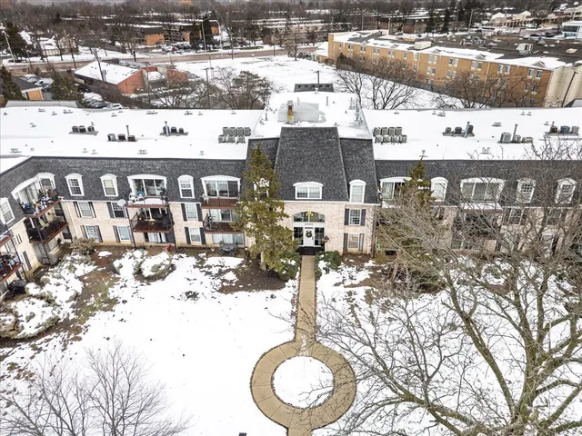 $249,999 | 5200 Carriageway Drive, Unit 302, Rolling Meadows, IL 60008