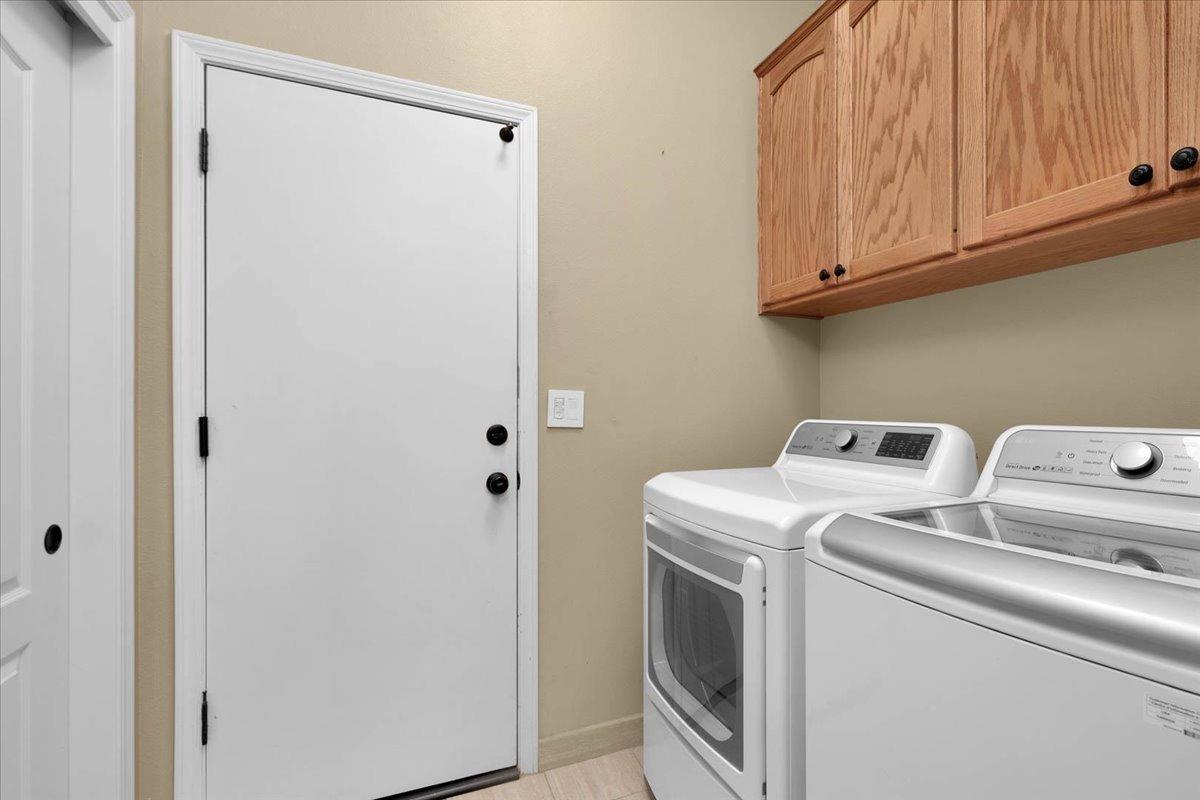 2474 Twain Avenue Clovis, CA 93611 - Photo 31 of 55 a utility room with dryer and washer