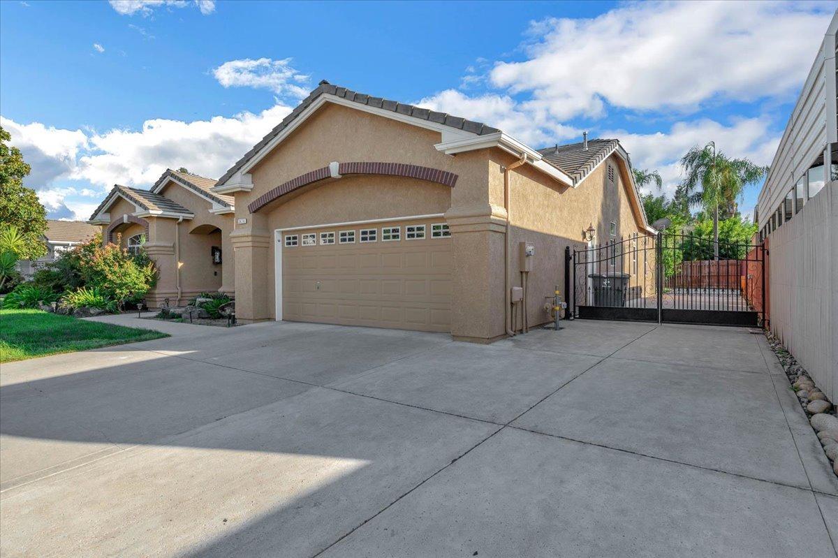 2474 Twain Avenue Clovis, CA 93611 - Photo 54 of 55 a front view of a house with a yard and garage