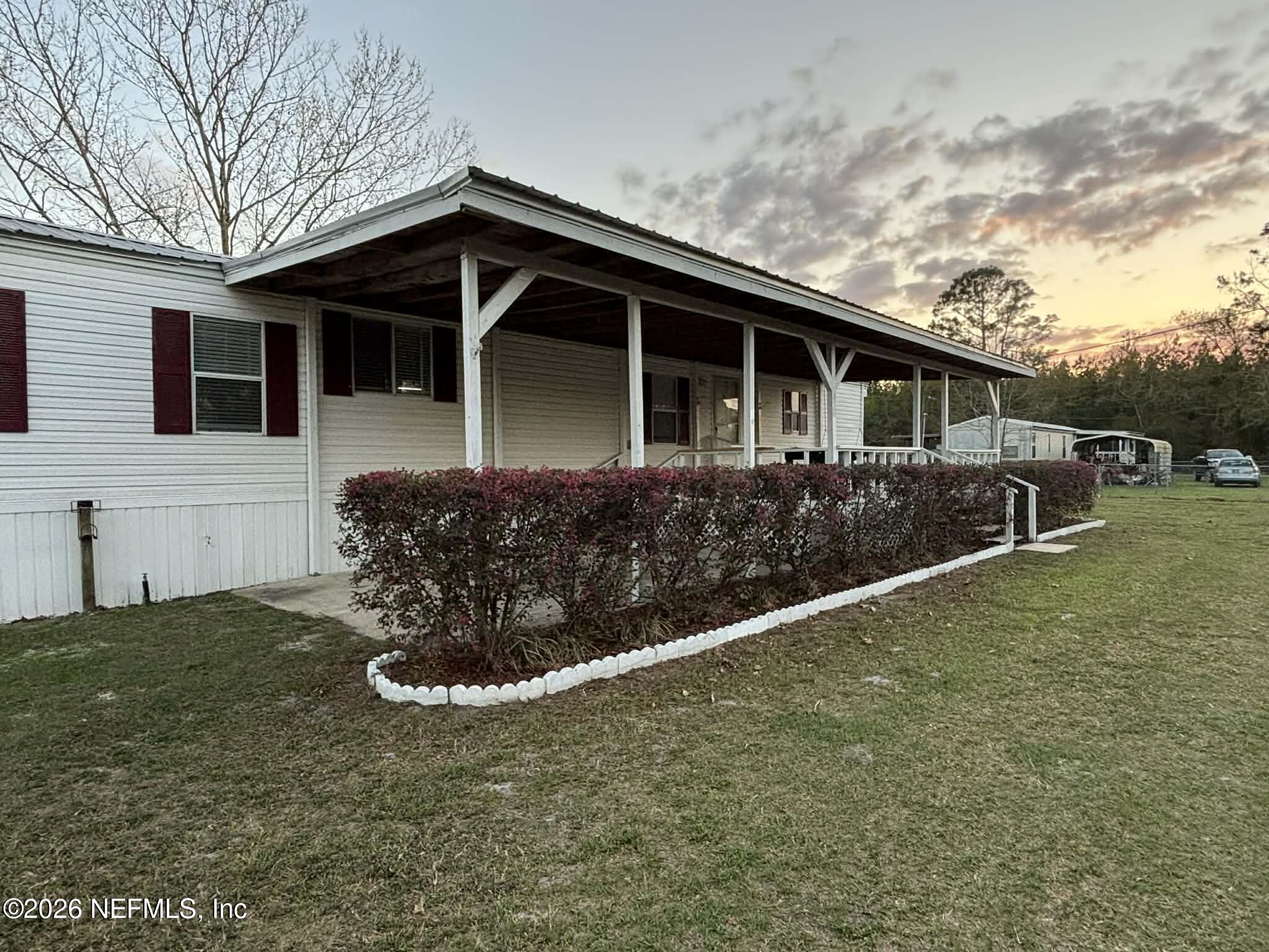7624 Southwest County Road 225 Starke, FL 32091 - Photo 7 of 56 a front view of a house with garden