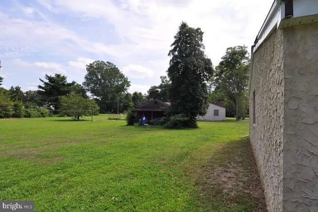 2091 Old York Road Burlington, NJ 08016 - Photo 13 of 20 Spacious green retreat awaits you!
