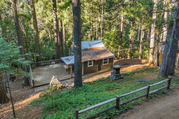 a view of a house with backyard