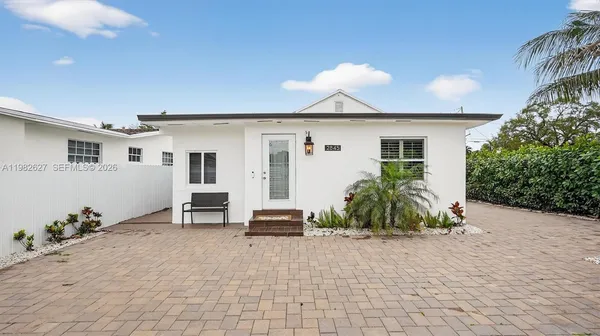 a view of a house with backyard and sitting area