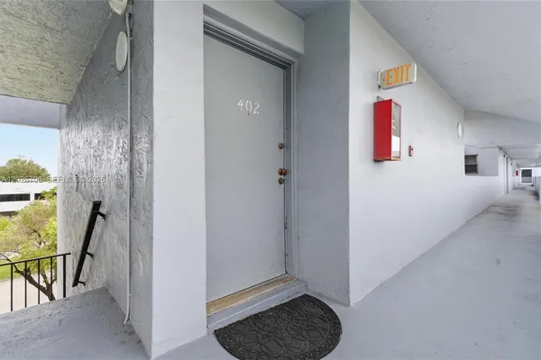 $293,800 | 210 Fontainebleau Boulevard, Unit 402, Miami, FL 33172