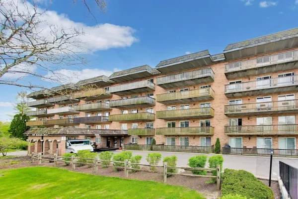 $205,000 | 500 Redondo Drive, Unit 111, Downers Grove, IL 60516