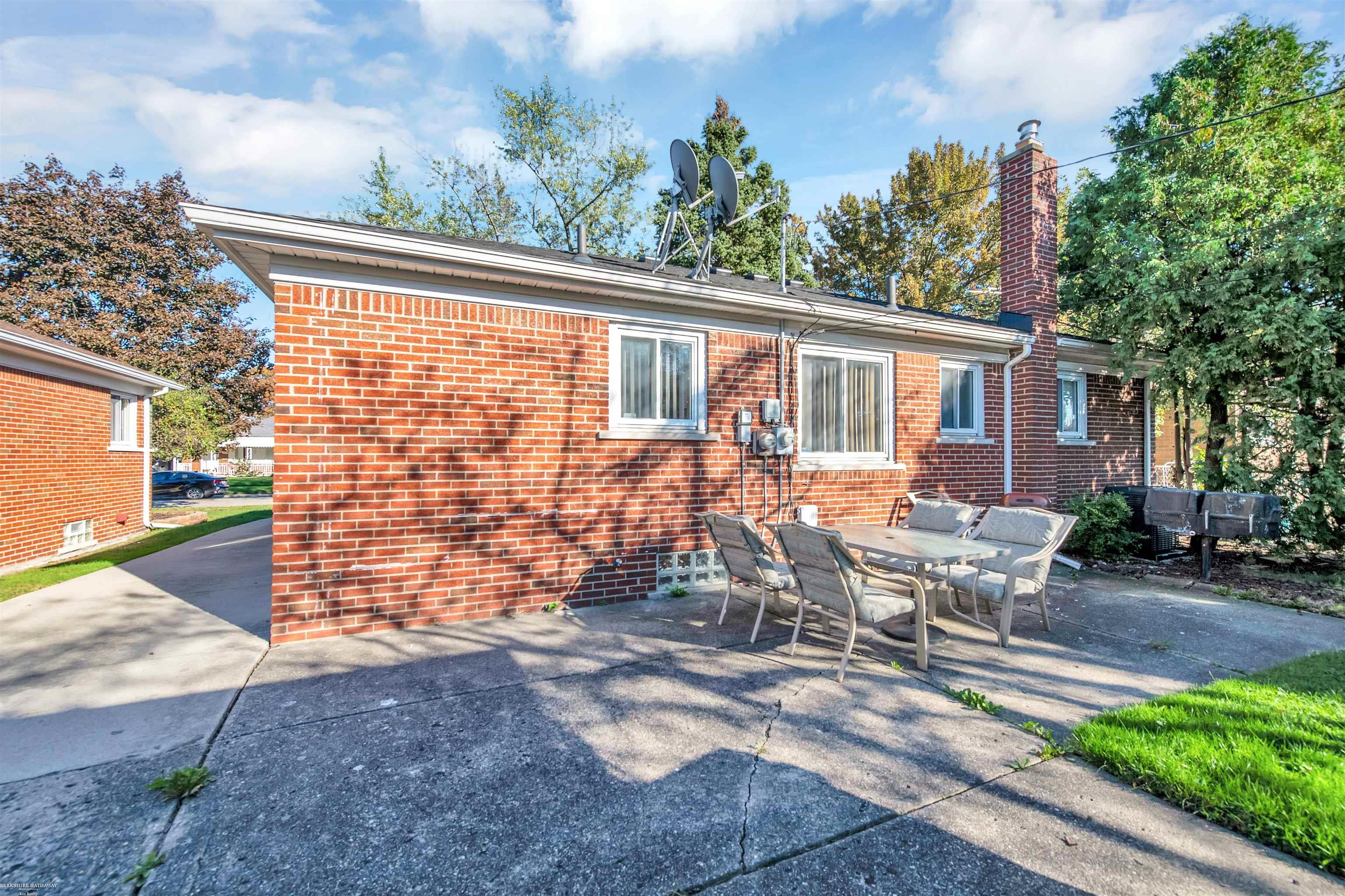 24615 Ridgecroft Avenue Eastpointe, MI 48021 - Photo 24 of 30 50169803-BA7E710F-2382-4FBB-A7F6-297D5582C17E.JPG