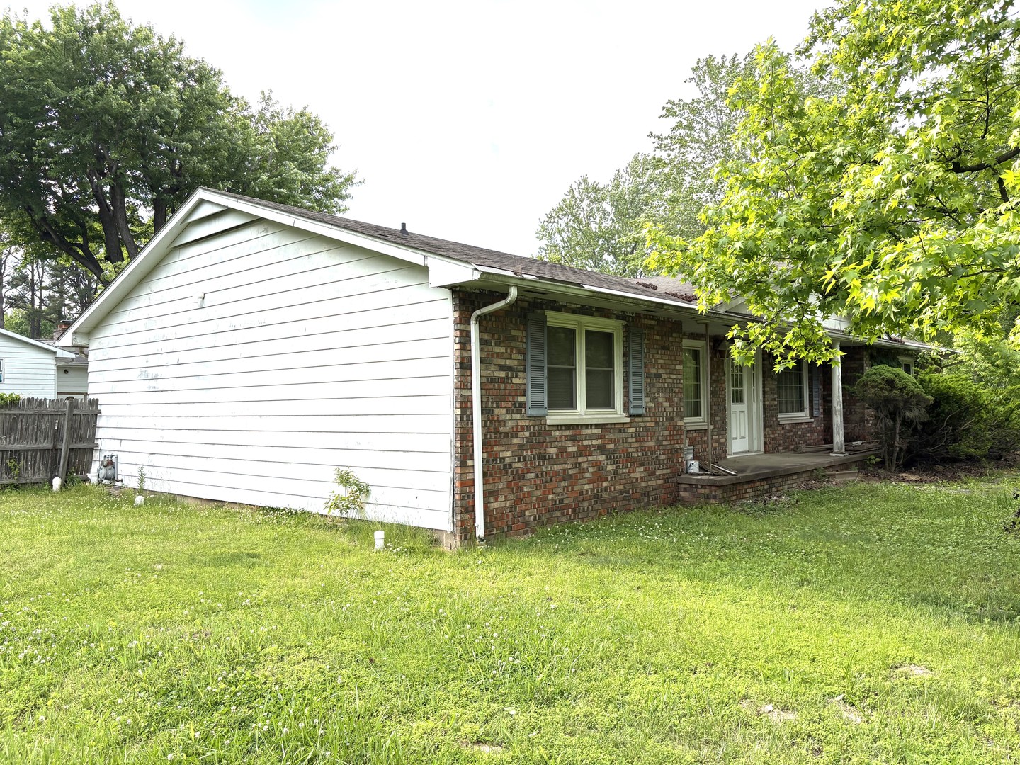 3917 Country Club Road Carbondale, IL 62901 - Photo 2 of 32