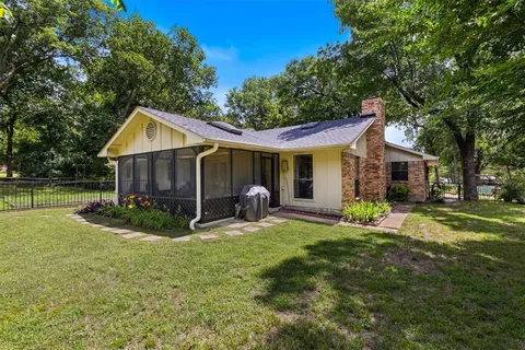 a view of a house with backyard and sitting area