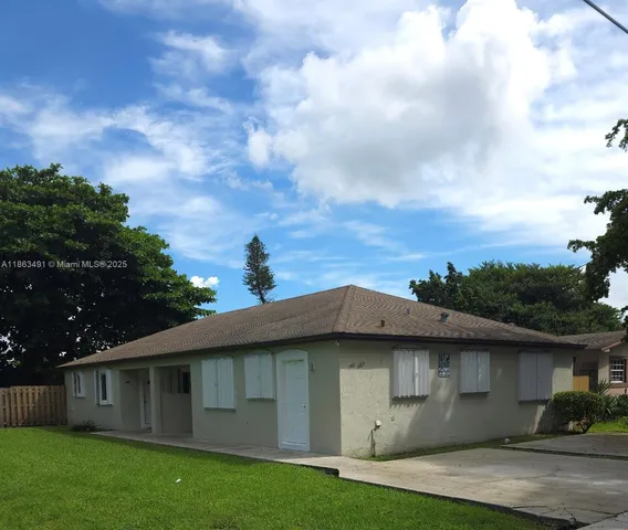 a view of a house with a yard
