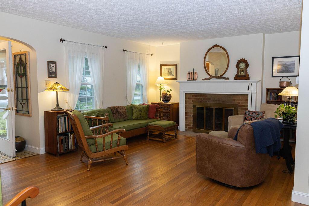 560 Richards Road Columbus, OH 43214 - Photo 7 of 29 Living room