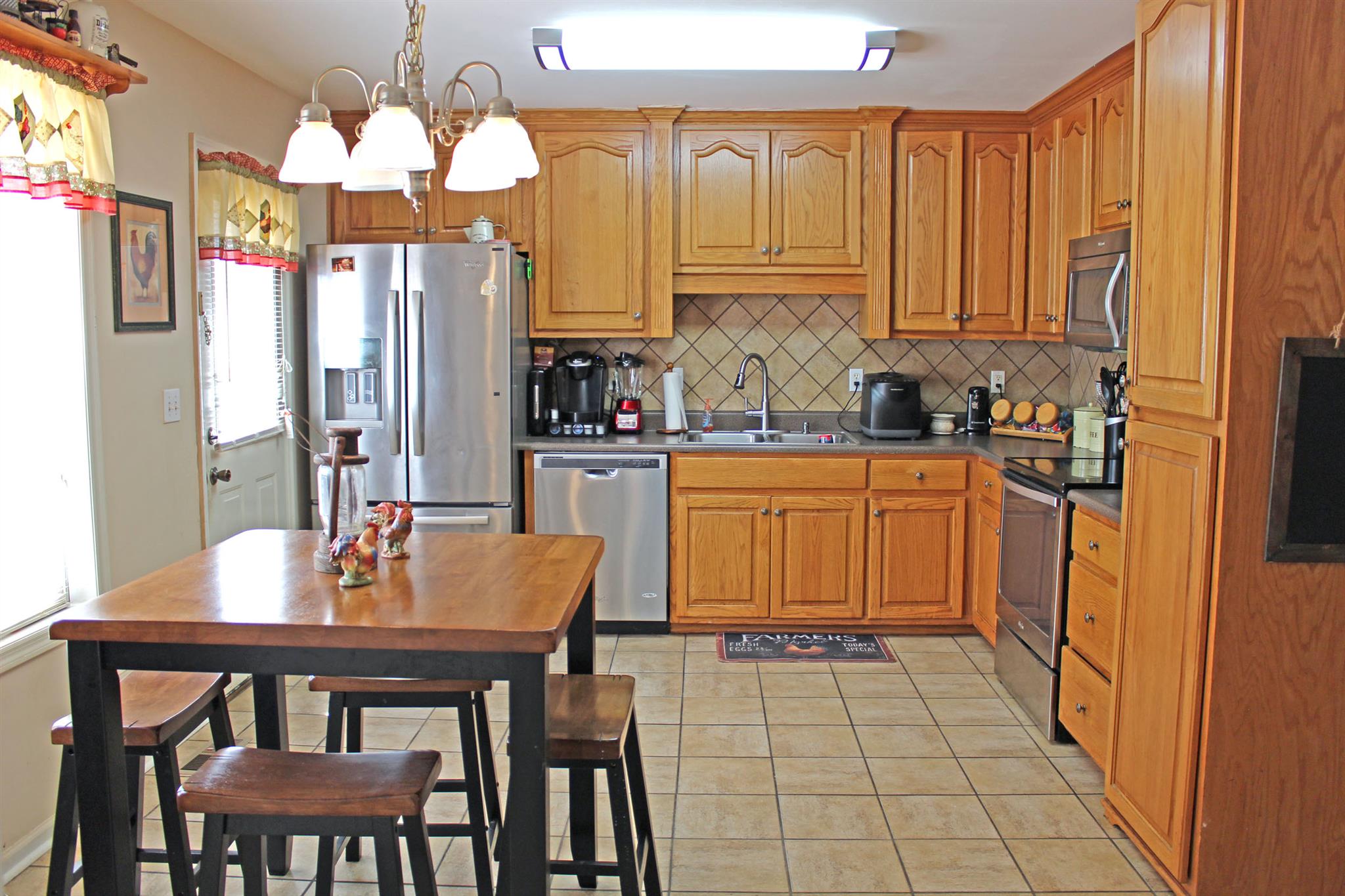 4 Harbin Road Fayetteville, TN 37334 - Photo 14 of 21 Gorgeous, eat-in kitchen with stainless steel appliances.