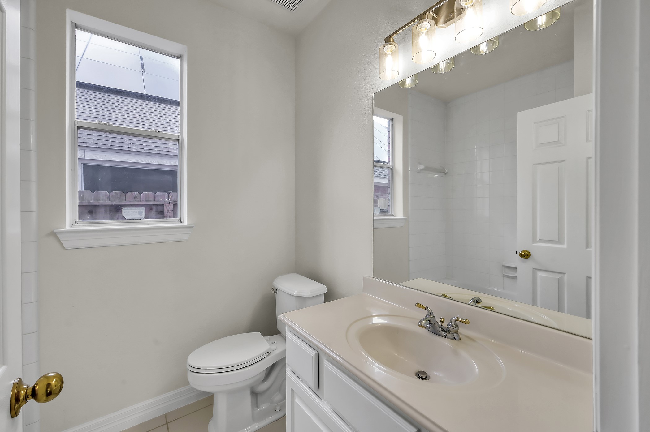 18310 Rittenhouse Park Court Spring, TX 77379 - Photo 14 of 35 Full bathroom downstairs is perfect for guests and easy to use for the downstairs bedroom.