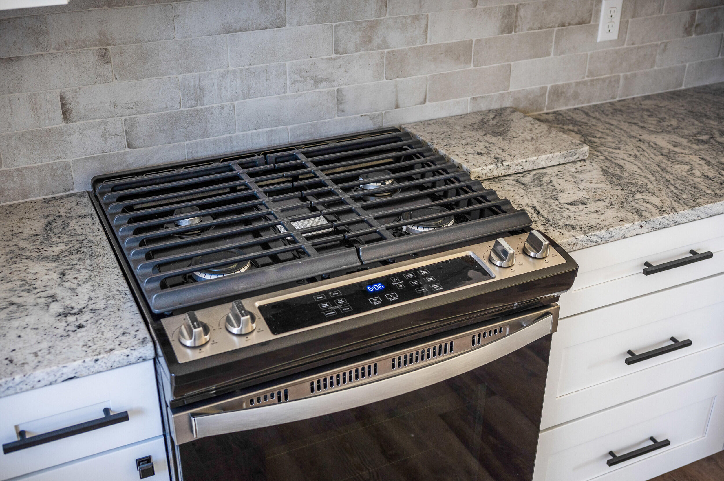 520 Raflo Place Avenue Bedford, VA 24523 - Photo 24 of 54 a close up of a stove