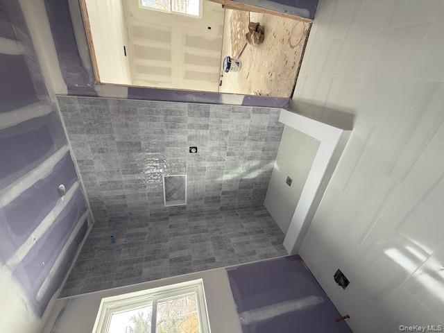 85 Roundtree Drive Plainview, NY 11803 - Photo 4 of 13