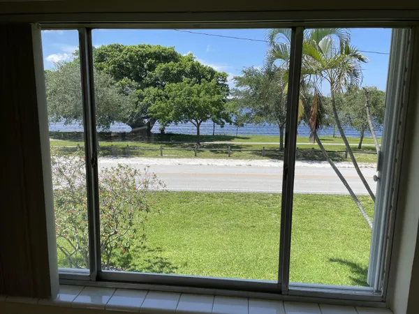 $1,850 | 2020 Lake Osborne Drive, Unit 11, Lake Worth Beach, FL 33461